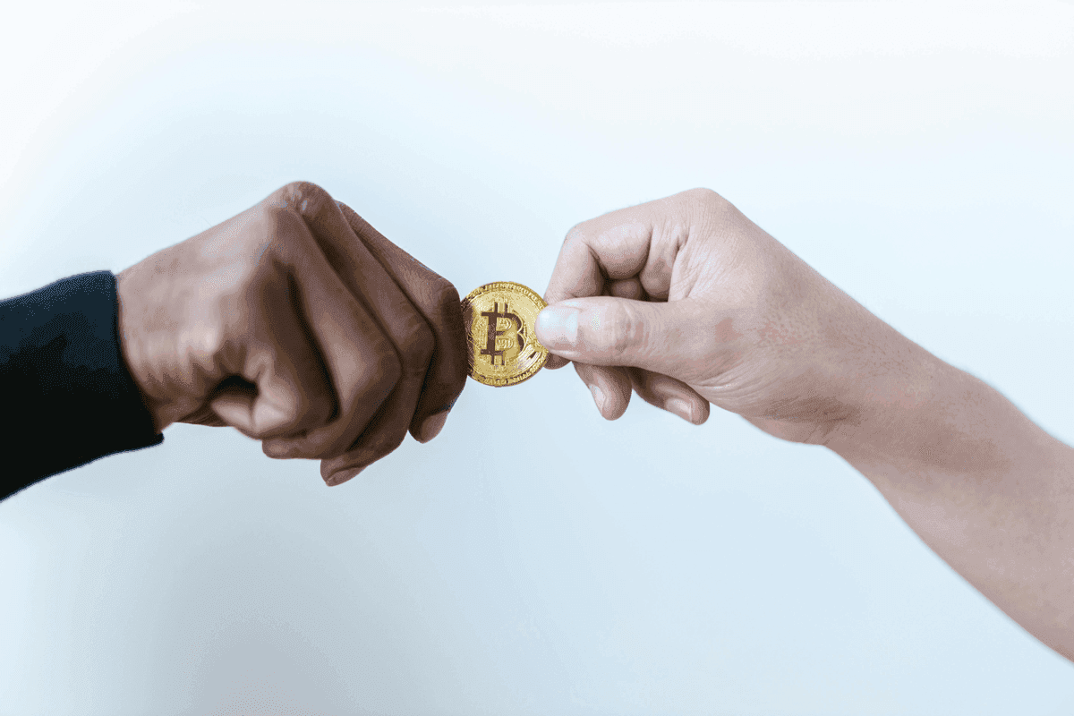 Blockchain technology in e-commerce with Bitcoin cryptocurrency transactions.