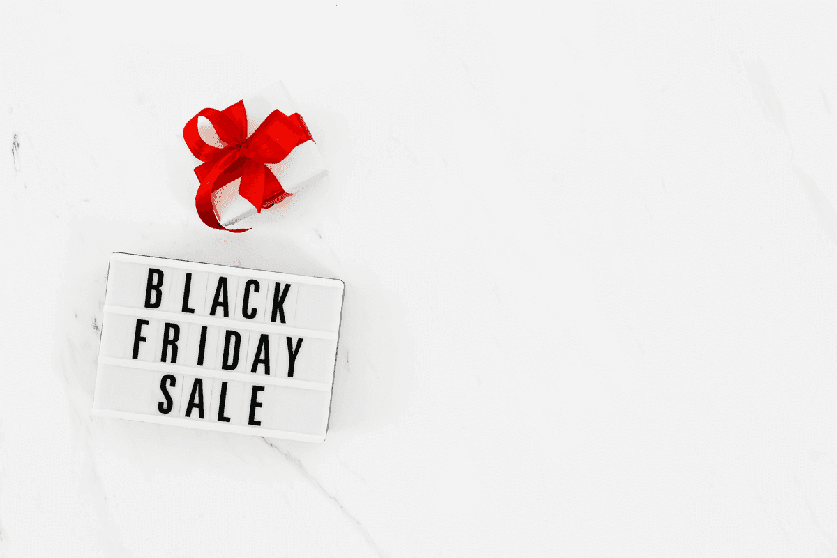 Social media marketing and e-commerce promotion concept with gift box